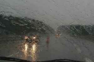 Poliţia recomandă: conduceţi prudent pe timp de ploaie!