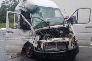 ACCIDENT GRAV de circulaţie! Trei vehicule S-AU CIOCNIT cu un autotren. Cinci RĂNIȚI