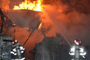 O casă a ars cinci ore