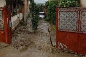 FOTO / VIDEO UPDATE : Zeci de gospodării afectate de inundaţii la Șona. Pompierii militari mobilizaţi pentru evacuarea apelor. Drumul Șona – Sânmiclăuş blocat. Poliţiştii din cadrul IPJ Alba se află la faţa locului pentru gestionarea situaţiei