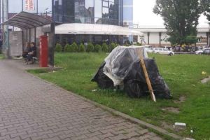 Reşedinţă de vară pe domeniul public, la Alba Iulia: ”Locuinţa mea de vară/ E la ţară…