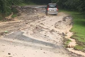 Viitură puternică la Curmătură – Aluviuni pe drumul spre Păltiniş – Codul portocaliu incepe la 16.00