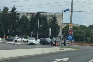 FOTO. Accident în sensul giratoriu de la Crinul. Motocicletă lovită de o maşină