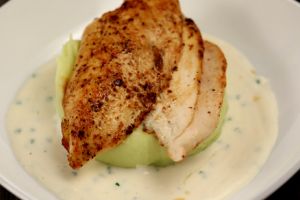 Piept de pui cu sos de caşcaval afumat