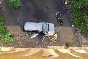 Miracol pe DN66. O poliţistă a plonjat peste 15 metri, de pe un pod, şi a scăpat fără nicio zgârietură