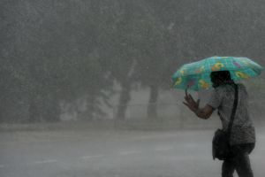 Cod portocaliu de ploi puternice şi inundaţii, până marţi seara