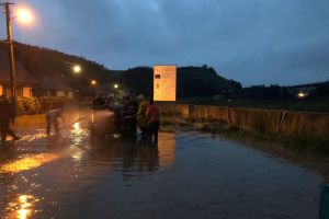 UPDATE FOTO Inundaţii în Ocna Sibiului – Intervin pompierii