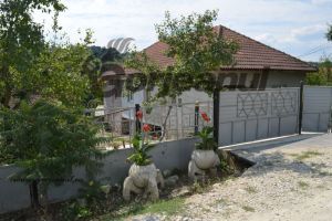 Un sinistrat cu handicap din Rasova şi-a vândut locuinţa nouă ridicată din bani guvernamentali! Preferă să trăiască pe terenul alunecos