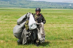Constantin Broşu: Îţi trebuie “aripi” ca să vezi lumea în întregul ei