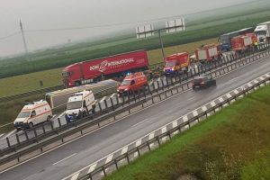VIDEO – FOTO Autobuz răsturnat pe autostradă la Sibiu. Era plin cu oameni