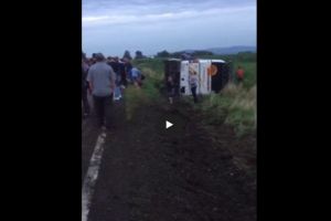 ACCIDENT/ Un autocar s-a RĂSTURNAT pe o şosea din România! 16 COPII, transportaţi la SPITAL (VIDEO)