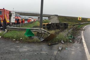FOTO/ VIDEO: Accident rutier pe autostrada A1, lângă Sibiu – un autobuz cu peste 30 de pasageri s-a răsturnat în afara carosabilului