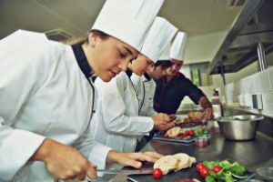 Vor să lucreze pe perioada vacanţei de vară