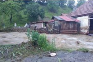 Un pârâu a ieşit din matcă în Covasna. Zeci de gospodării au fost  afectate