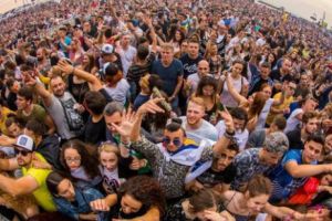 NEVERSEA 2018. Ținute pline de SCLIPICI, PAIETE, TATUAJE TEMPORARE şi coafuri INEDITE