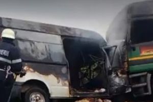 Accident devastator la Coltirea intre un camion si o autoutilitara (VIDEO)