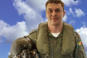 Imagini de la ceremonia de comemorare a Capitanului Comandor Florin Rotaru, cazut la mitingul aviatic de la Fetesti