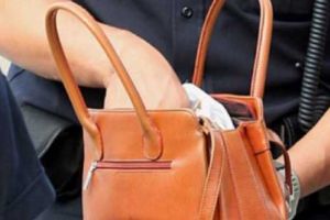 Exemplu de spirit civic: Doi tineri au predat la Poliţie bunurile găsite pe o bancă din Turnu Măgurele