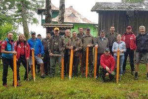 A început marcarea ”drumului care uneşte”. Traseul străbate zece comune (FOTO)
