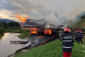 Doi bărbaţi, arestaţi pentru incendierea cabanei unui pădurar din Vama