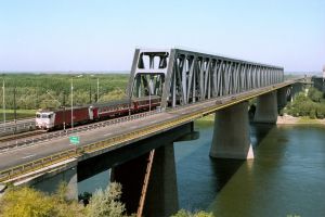 Circulatie feroviara intrerupta, la aceasta ora. Namol si grohotis, pe un tronson de cale ferata!