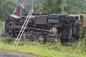 Camion răsturnat cu roţile în aer, din culpa şoferului