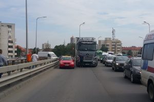 FOTO. Taximetru blocat în parapet de un TIR, pe podul Decebal