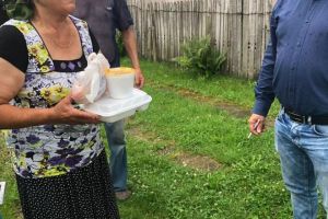 Primarul din Baicoi, exemplu de omenie! Edilul gateste mese calde pentru batranii si copiii nevoiasi