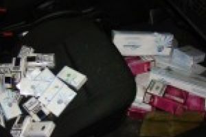 Cartuse cu tigarete, descoperite intr-un autoturism la Iasi