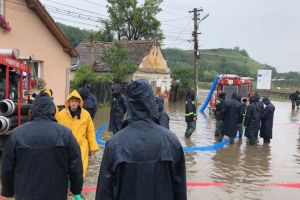 FOTO VIDEO – Ploile continuă să facă ravagii în judeţ. Sute de pompieri chemaţi din concediu