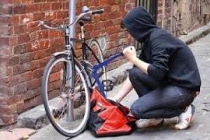 Hoţi prinşi în flagrant! Doi tineri au ajuns pe mâna poliţiştilor după ce au încercat să fure o bicicletă din centrul Clujului