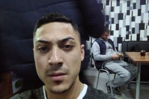 Babi Minune si-a tras sapca cu initialele sale! Vezi cum ii sta manelistului cu „B.M.” in frunte!