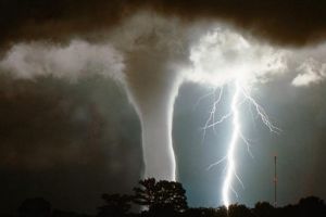 Vremea extremă de dezlănţuie peste România. 18 judeţe, sub cod portocaliu de ploi