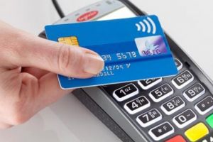 ATENTIE! Cardurile contactless pot fi ”citite” cu un telefon mobil. Cum poti sa-ti protejezi banii de pe card