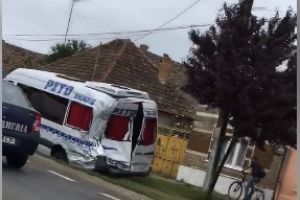 IMPACT VIOLENT între un TIR şi un MICROBUS! Se circulă cu DIFICULTATE