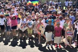 Paradă GAY la o Școală PRIMARĂ. Părinţilor NEMULȚUMIȚI li s-a INTERZIS accesul la „eveniment”