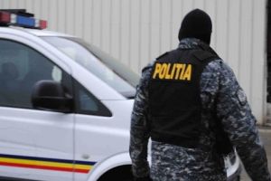 Scandal cu pietre si pari intre membrii unor familii de etnie roma si romana, la Costeiu