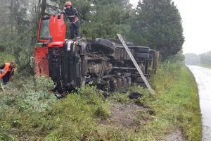 Sofer la spital dupa ce s-a rasturnat cu camionul, pe drumul dintre Timisoara si Lipova