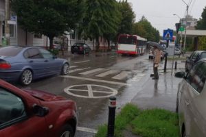 La Piteşti, mulţi şoferi trec pe „zebră” ca pe autostradă! – Inclusiv unii de la „Publitrans”!