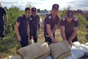 Pompierii supraînalţă digul Bârnat