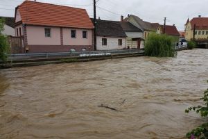 FOTO VIDEO Cibinul a ieşit din matcă la Cristian. Și la Sibiu s-a depăşit cota de inundaţii