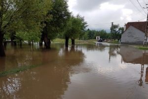 VIDEO FOTO Situaţie critică la Săcel – Familii evacuate din cauza inundaţiilor