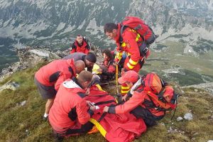 Turistă salvată de pe vârful Retezat cu elicopterul
