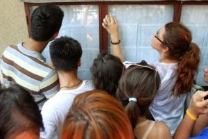 În învăţământul liceal fără note de trecere. Zeci de elevi au fost admişi la liceu cu medii sub cinci