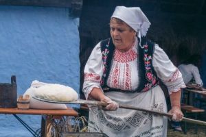 Povestea pâinii,  „frământată” de Maria Pop  la Muzeul Etnografic „Anton Badea”