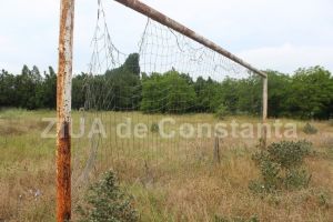 Constanta: Decaderea Complexului Sportiv Triunghi“. Terenul de fotbal, sufocat de balarii. In zona de tenis, picnic! (galerie foto + video)