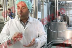 Fabrica de lactate Brădet, lovită din nou. Distrusă de flăcări, implicată în scandalul morţii a 3 bebeluşi, acum patronul ei a fost încătuşat