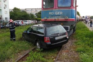 Accident feroviar la Mangalia. Un tren incarcat cu motorina a lovit un autoturism. Pompierii chemati in ajutor (galerie foto)