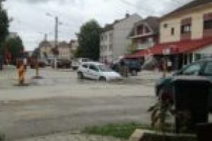 Maşină înfiptă în asfaltul proaspăt turnat pe o stradă din Caransebeş!