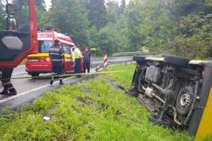 Microbuz răsturnat între Predeal şi Timişul de Sus, după ce şoferul a pierdut controlul volanului